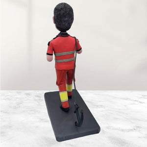 Individuelle Wackelkopffigur in roter Arbeitsuniform mit Kaffeetasse
