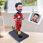 Individuelle Wackelkopffigur in roter Arbeitsuniform mit Kaffeetasse