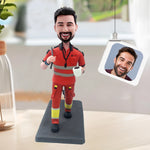 Individuelle Wackelkopffigur in roter Arbeitsuniform mit Kaffeetasse