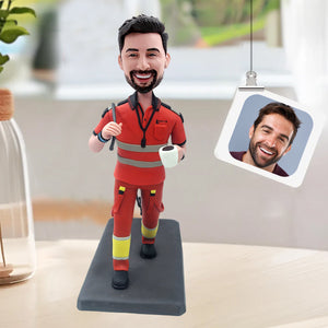 Individuelle Wackelkopffigur in roter Arbeitsuniform mit Kaffeetasse