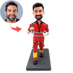 Individuelle Wackelkopffigur in roter Arbeitsuniform mit Kaffeetasse