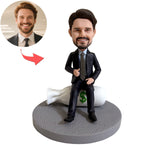 Personalisierte Wackelkopffigur im Anzug, sitzend auf einem Geldsack
