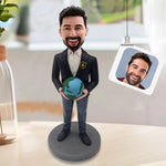 Personalisierte Geschäftsfigur mit Globus