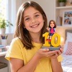 Personalisierte Wackelkopf-Figur für Mädchen zum 10. Geburtstag, sitzend auf der Zahl 10