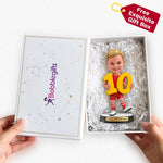 Personalisierte Jungenfigur, die die Nummer 10 hält