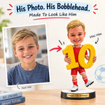 Personalisierte Jungenfigur, die die Nummer 10 hält