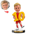 Personalisierte Jungenfigur, die die Nummer 10 hält