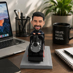 Individuell gestaltete Wackelkopffigur eines Lokführers – Geschenk nach Foto