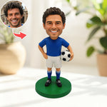 Individuell gestaltete Wackelkopffigur eines Fußballspielers mit Ball
