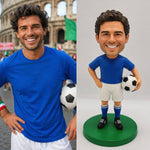 Individuell gestaltete Wackelkopffigur eines Fußballspielers mit Ball