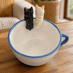 Personalisierte Kaffeetasse für zwei Haustiere mit handgefertigten Haustierfiguren