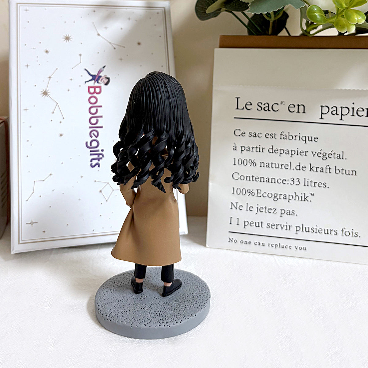 Individuelle Wackelkopffigur für Frauen – Arbeitsstil mit Kaffeetasse