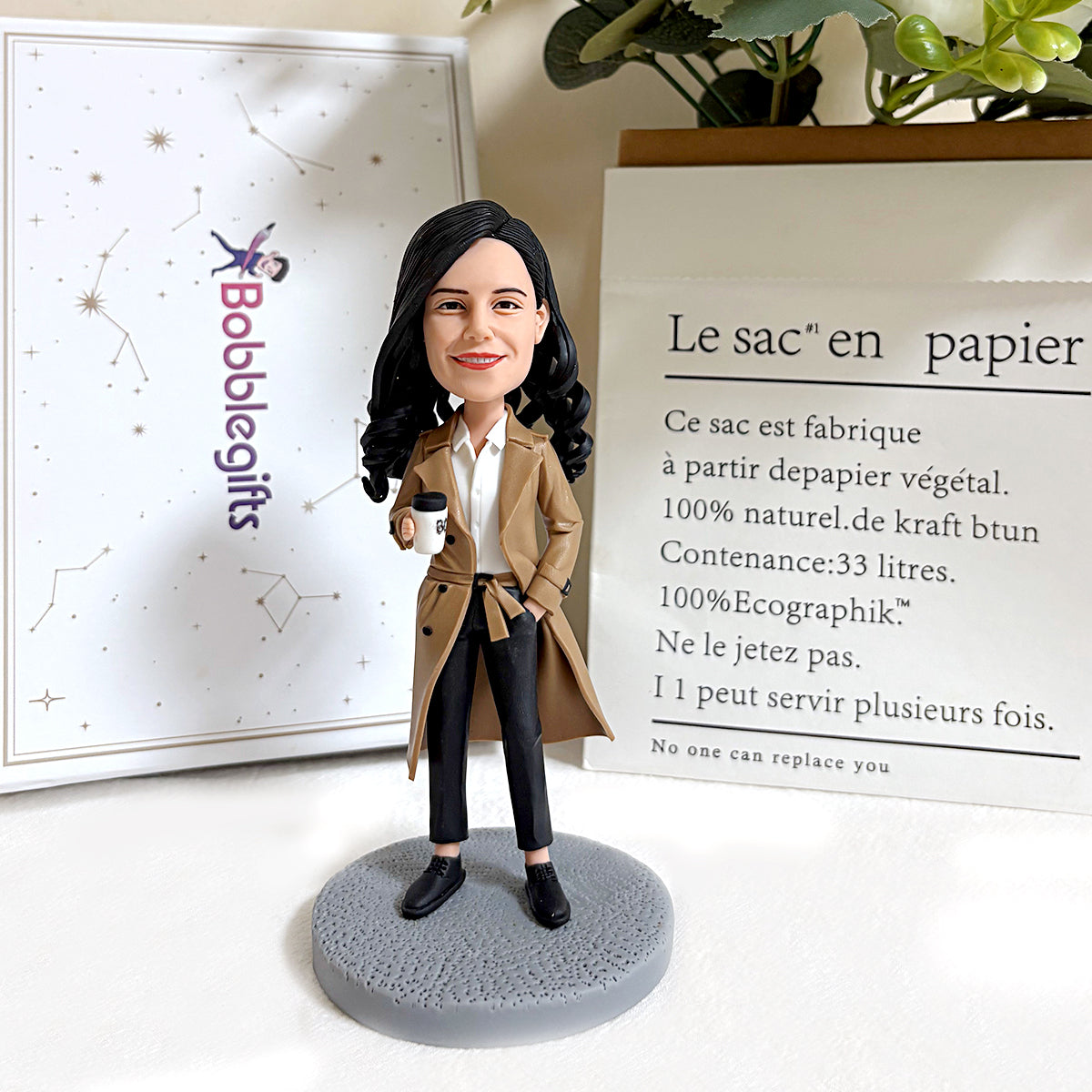 Individuelle Wackelkopffigur für Frauen – Arbeitsstil mit Kaffeetasse