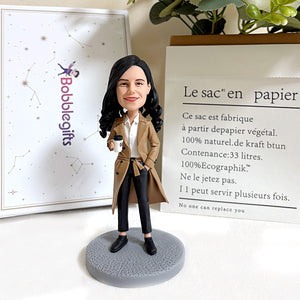 Individuelle Wackelkopffigur für Frauen – Arbeitsstil mit Kaffeetasse