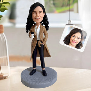 Individuelle Wackelkopffigur für Frauen – Arbeitsstil mit Kaffeetasse