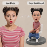 Benutzerdefinierte Bobbleheads Humorvolle Frauen sitzen auf der Toilette